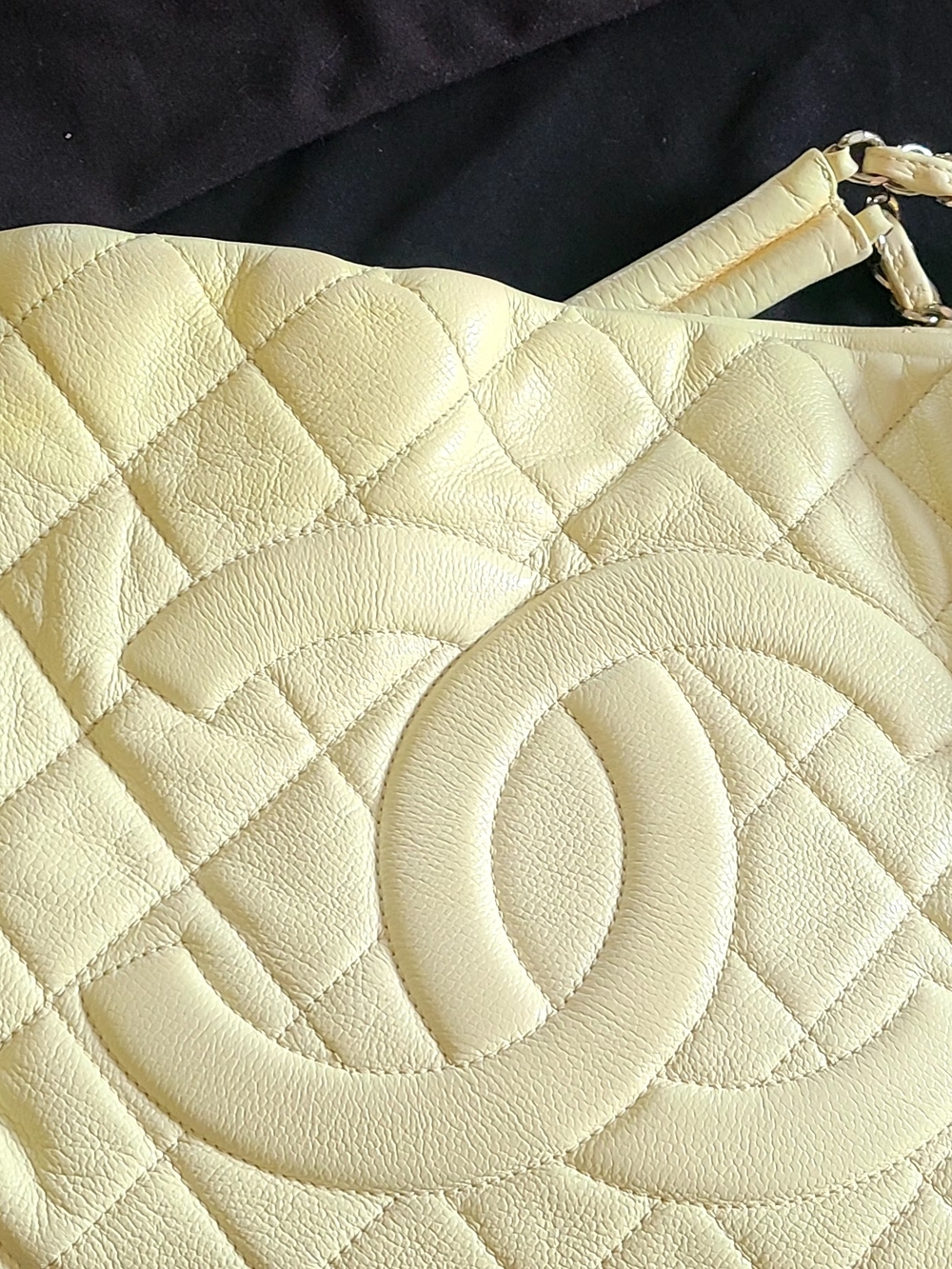 Chanel Authentic Cream Quilted Leather Shoulder Bag with Interlocking Emblem